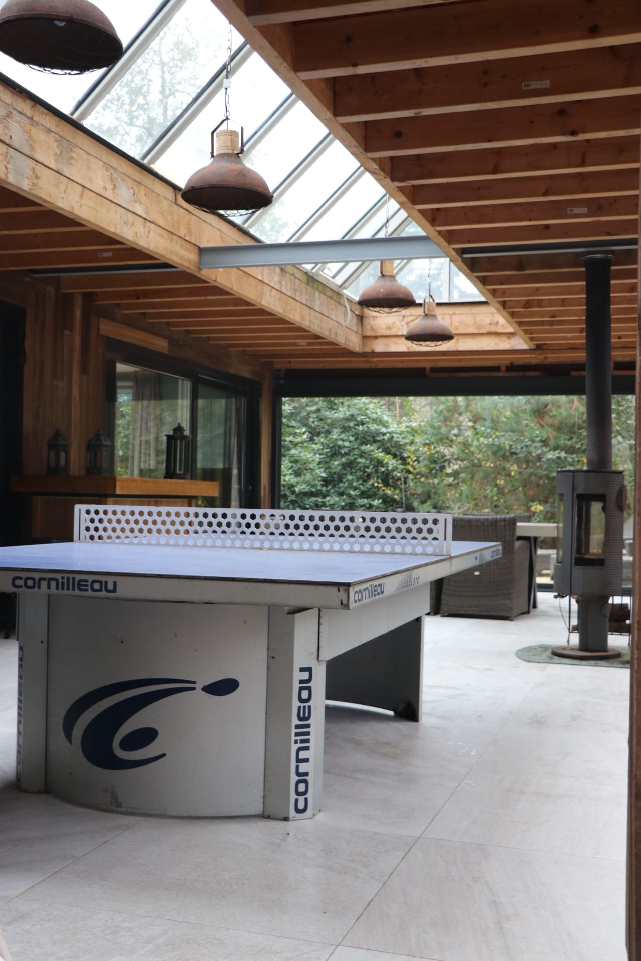 Tafeltennistafel op de overkapping