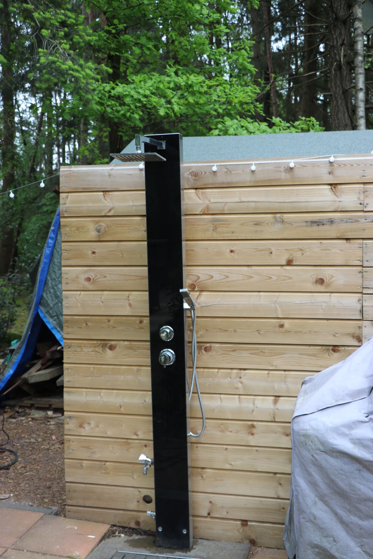 Buitendouche naast sauna