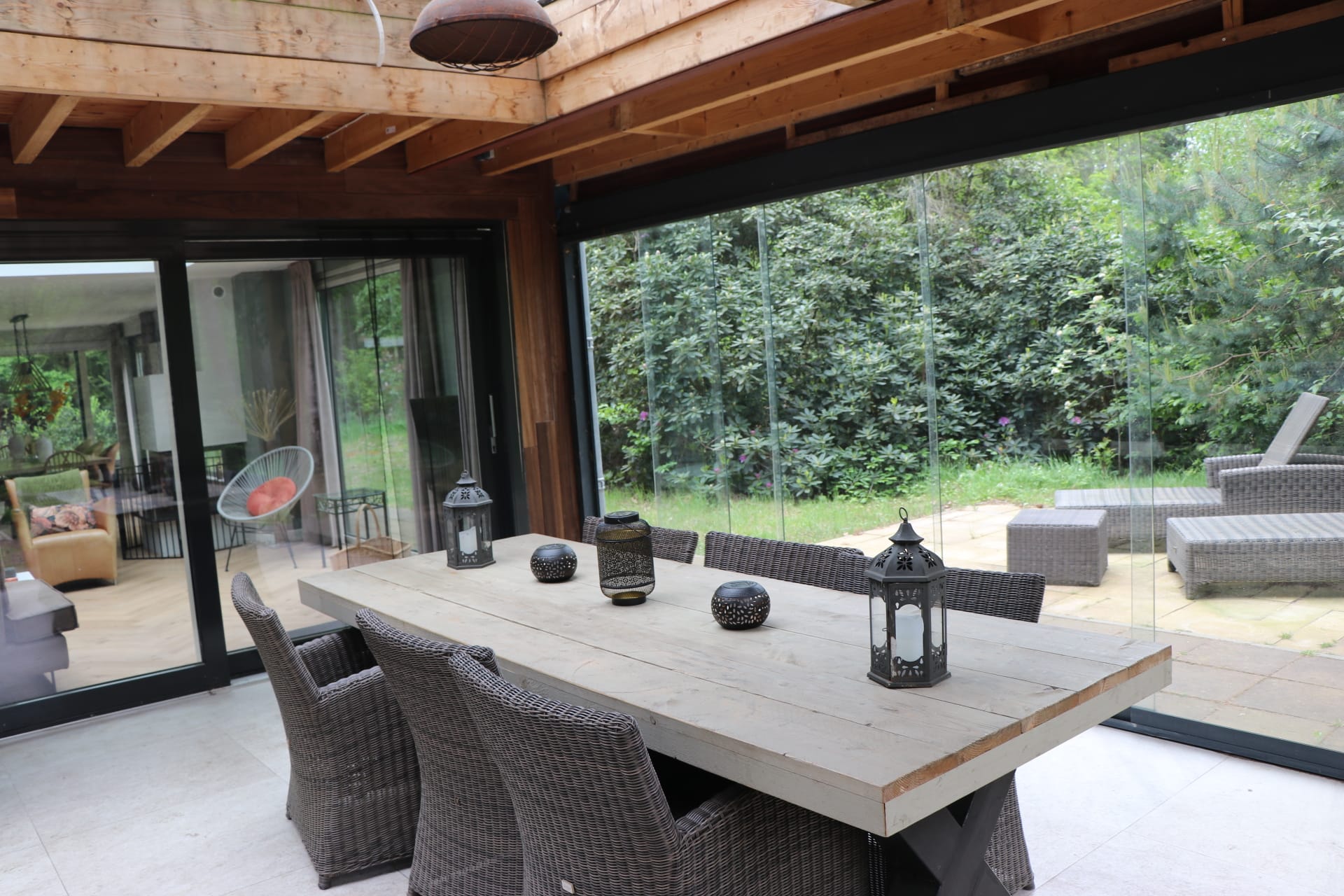 Overkapping met tuinmeubilair