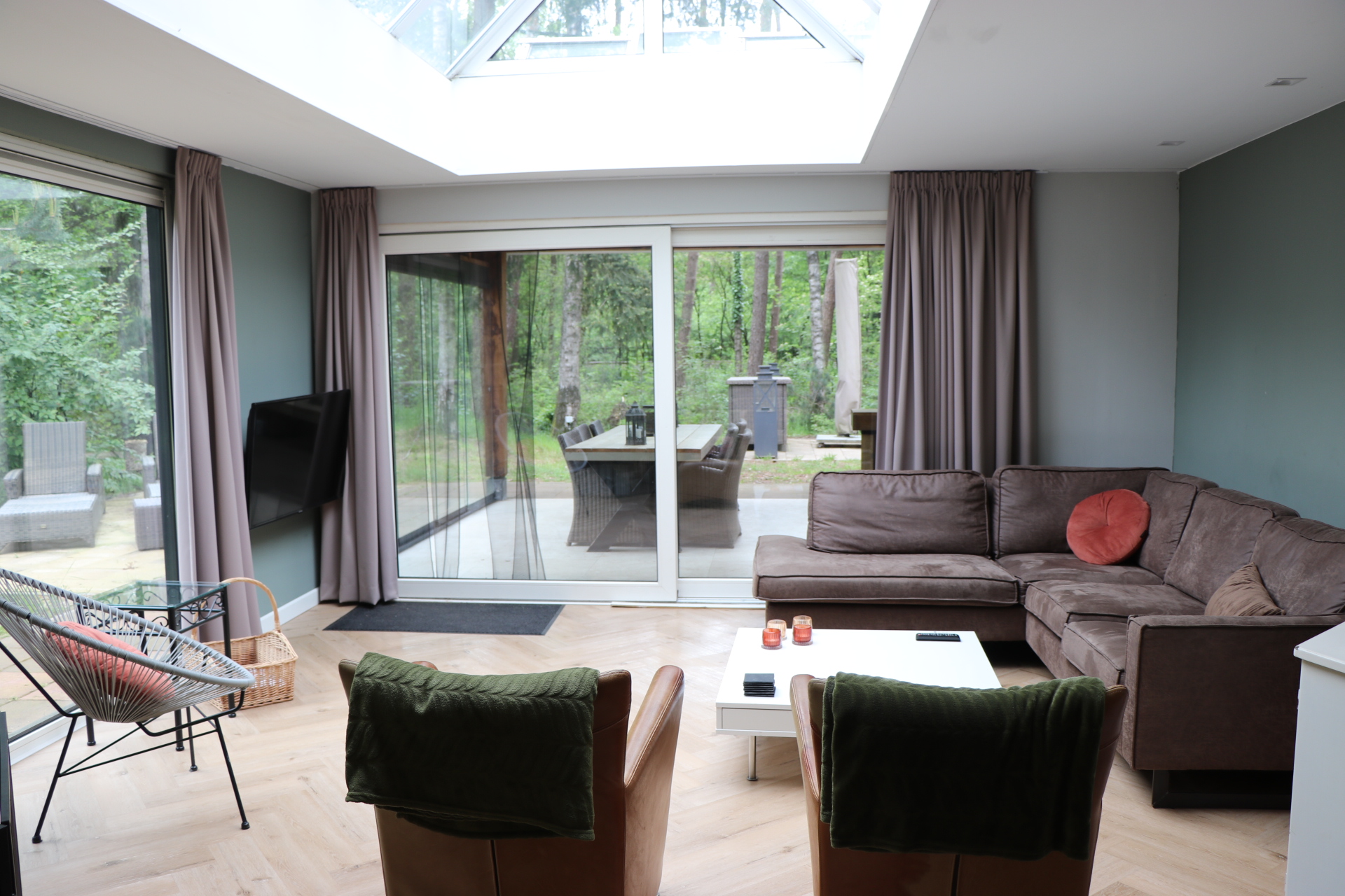 Ruime woonkamer met houthaard